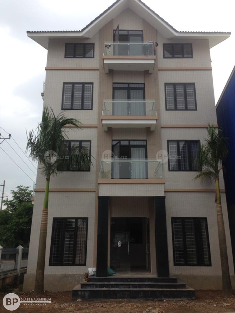Lắp lan can kính cầu thang kính tại Thạch Thất, HN